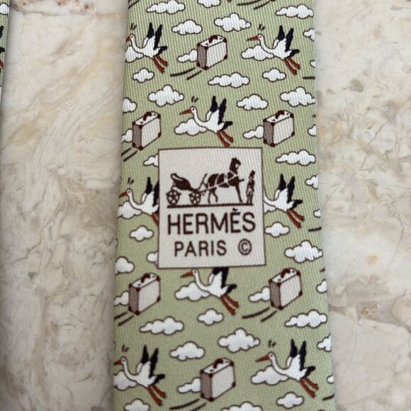 Hermès 100% Silk Printed Tie Whimsical Storks & Suitcase New Dad Tie - Picture 5 of 10